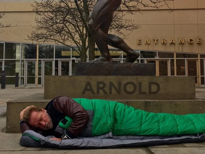 Is the story true about Arnold Schwarzenegger sleeping on the street under his bronze statue? - My, Arnold Schwarzenegger, Movies, Monument, Cinema, Celebrities, Actors and actresses, USA, Humor, The photo, Video, Youtube, Facts, Проверка, Research, Informative, Sculpture, Person, Longpost