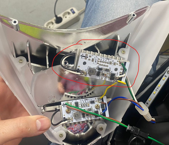 Красным обвел ампутированный элемент (это ближний свет)