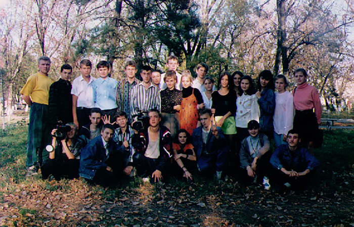 Он в желтой футболке. Я в оранжевом сарафане. Качество огонь. Понять и простить.