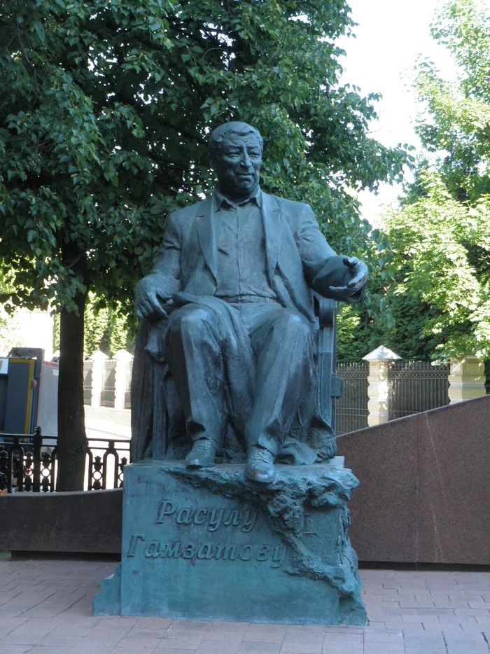 Monument to Rasul Gamzatov in Moscow - My, Rasul Gamzatov, Monument, Moscow, The photo, Boulevard Ring, Cities of Russia, sights