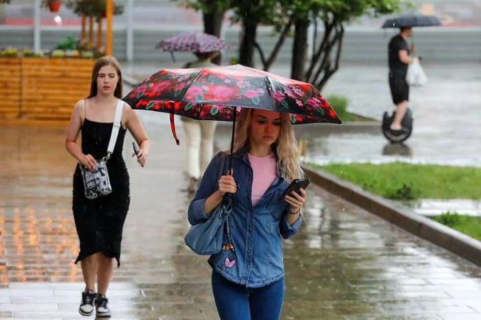 Rain with thunderstorm and wind in Moscow. Photo - Weather, Capital, Moscow, Rain, Wind, June, 2024, Longpost, The photo, Shower, Thunderstorm, Thunder