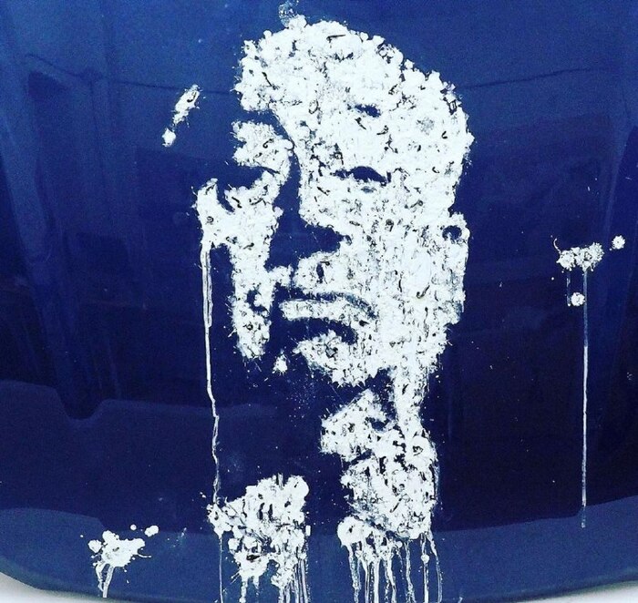 портрет Хичкока, выполненный языком естественной графики городского пространства - голубиным помётом на автомобильном капоте. Zoom 2020 год,зима.