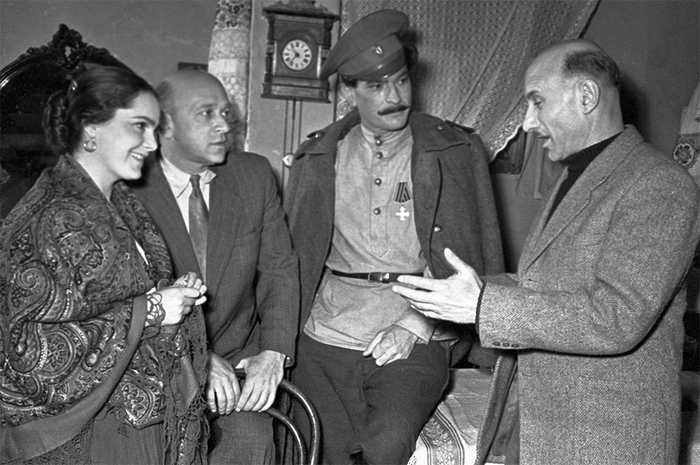 Элина Быстрицкая (Аксинья), оператор Владимир Рапопорт, Петр Глебов (Григорий Мелехов) и Сергей Герасимов на съемках фильма «Тихий Дон». 1956 год.