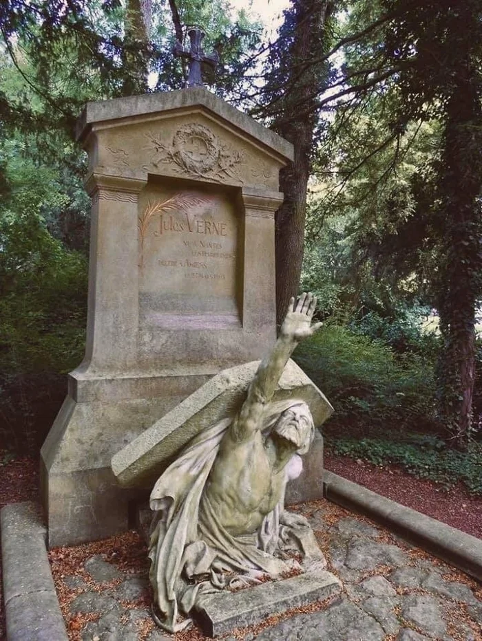 Tomb of Jules Verne - Coffin, Writers, The photo, VKontakte (link)