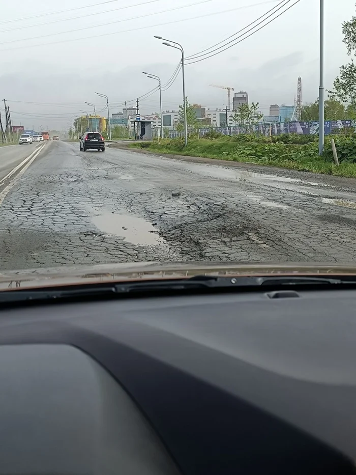 An “exhibition” of road potholes is taking place on Sakhalin - My, news, Negative, Politics, Road, Russian roads, Sakhalin, Yuzhno-Sakhalinsk, Auto, Motorists, Bad roads, Driver, Transport, A pedestrian, Longpost