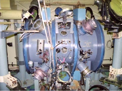 Вакуумная камера МКВ-4, испытательный стенд, подключенный к лазерной установке «Искра-5». (предоставлено: РФЯЦ-ВНИИЭФ)