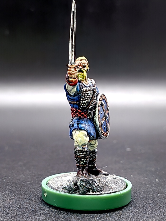 Четырёхгранный меч, асимметрия лица, свёрнутые в трубочку уши и полное отсутствие губ прилагается