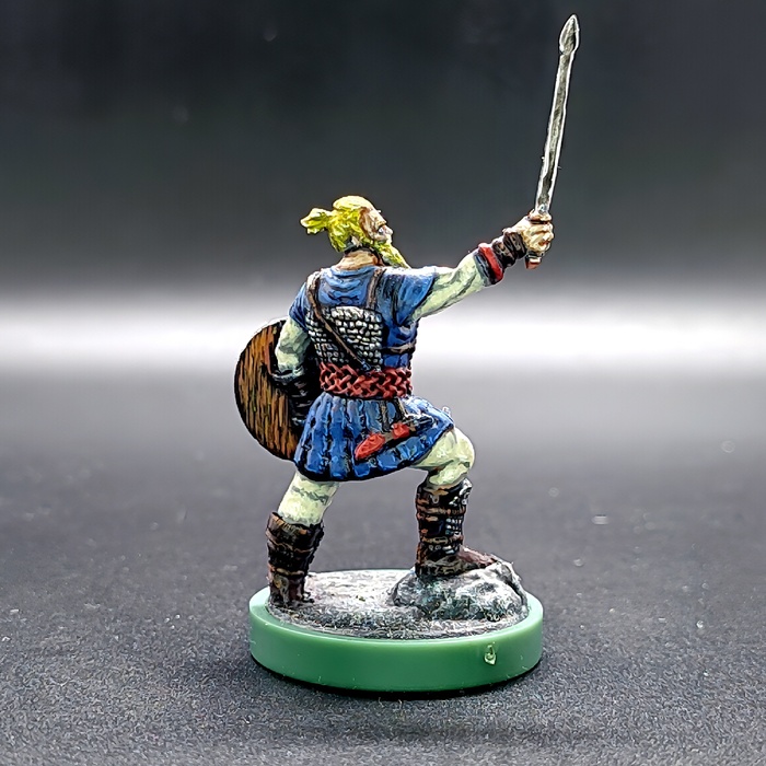 Хотя дерево и кожу я всё еще имитирую с трудом.