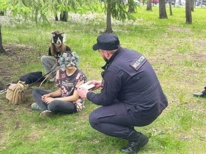 In Tyumen, cops busted a gathering of zoomers-quadrobers who imitate the behavior of animals - Gathering, news, Tyumen, Police, Buzzers, Quadrobike, Furry, Animals, Behavior, The park, Town, Deputies, The photo, Children, Chat room, Opinion, Motion, Society, The street