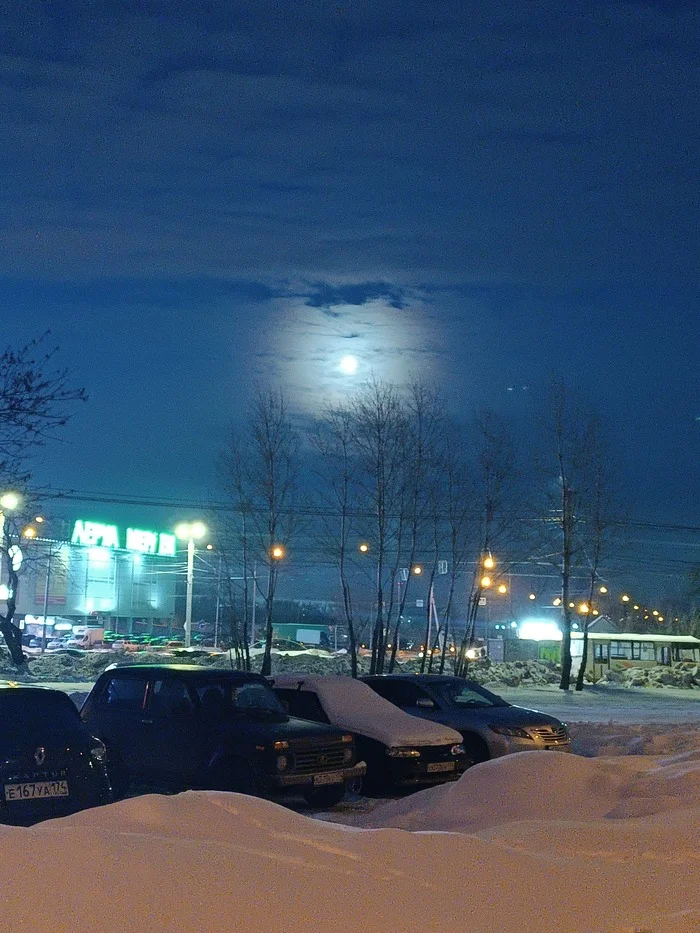 Chelyabinsk winter moon - My, Chelyabinsk, moon, Mobile photography, Winter