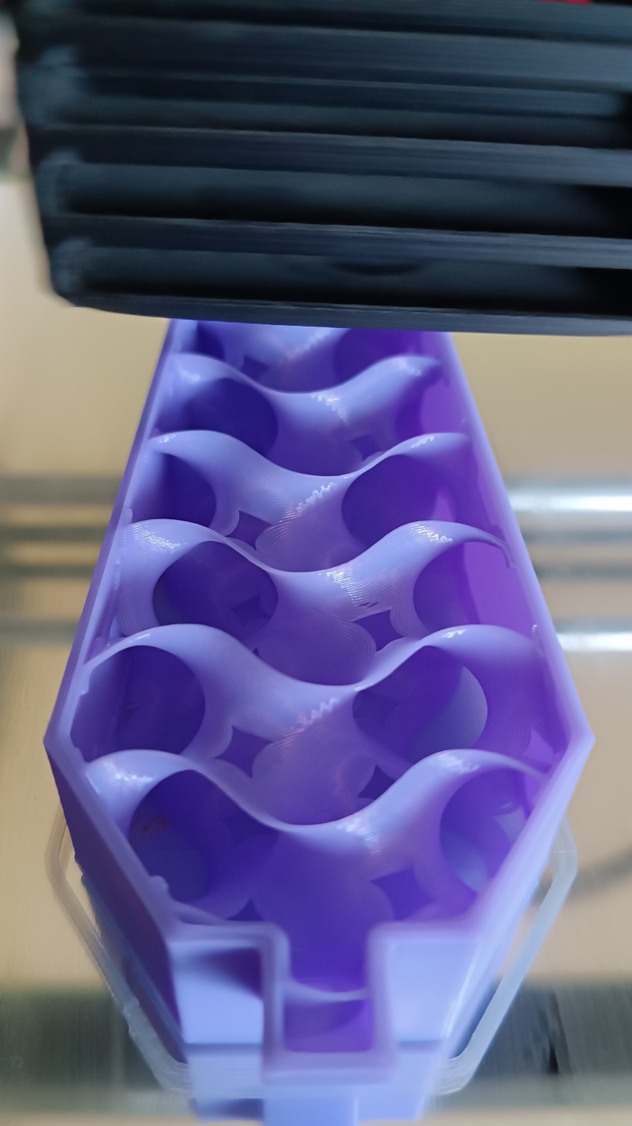 Фото Ядра в момент печати. Вот с таким замысловатым рисунком оно напечатано. Вышло более чем прочное, выдержало вес человека, а ещё все детали аз-за структуры отлично плавают. Да и просто красиво вышло заснять слои.