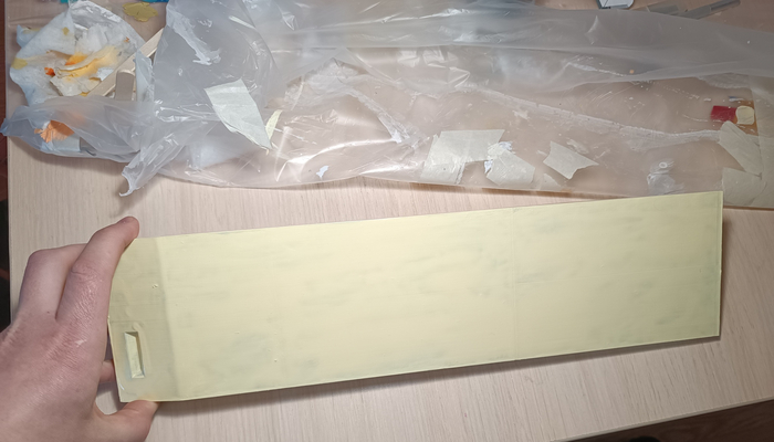 Три слоя краски просвечивают, положено на грунт.