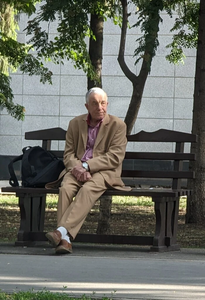 Elegant grandfather - My, Ufa, Grandfather, Benches, Costume, The photo