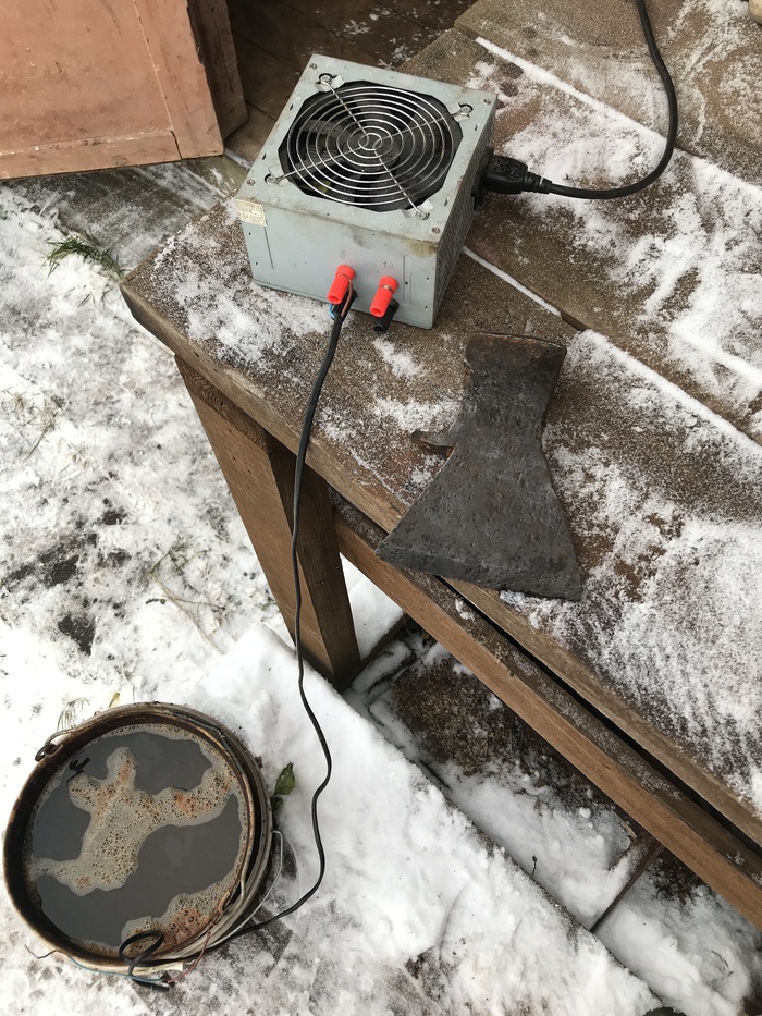 Электролиз от блока питания компьютера.