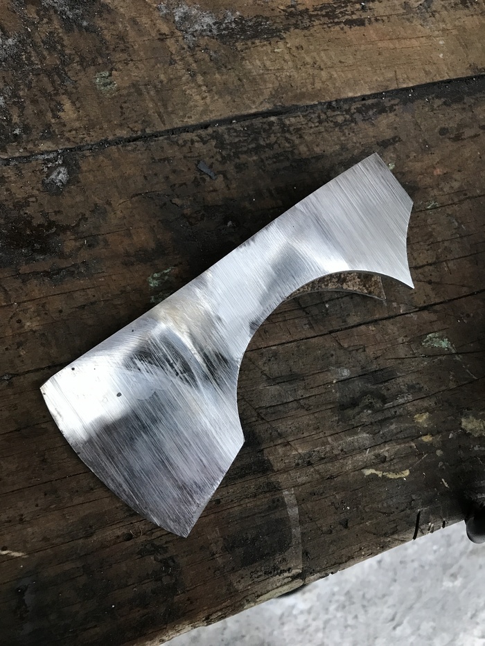 Заметны вкрапления другого металла.