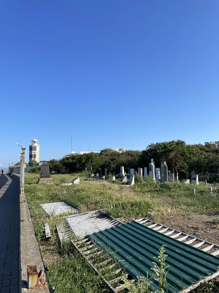 A cemetery in Anapa was left without a fence during the holiday season: is vacation a time to think about the eternal? - My, Anapa, Vacation, Longpost, Cemetery, Video, Vertical video