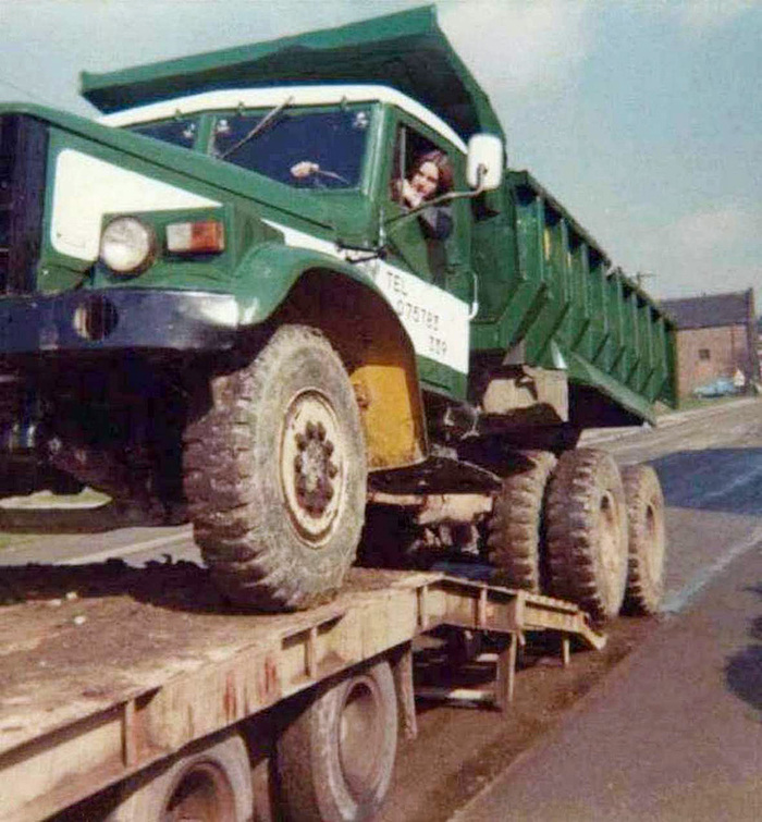 Только на трейлере! BelAZ-256B фирмы Pulleyne Plant Hire доставили поближе к стройплощадке. Платформа у самосвала 8‑кубовая (такая была запроектирована заводом, но поставлялась почти всегда на экспорт).