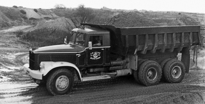 Одними из первых 256‑е приобрела фирма J. H. Allen & Sons из Хилтона (графство Дербишир). Фирма взяла подряд у Hilton Gravel на вывоз песка из карьера в Меркастоуне. Купили два самосвала, причём ещё с эмблемой КрАЗ.