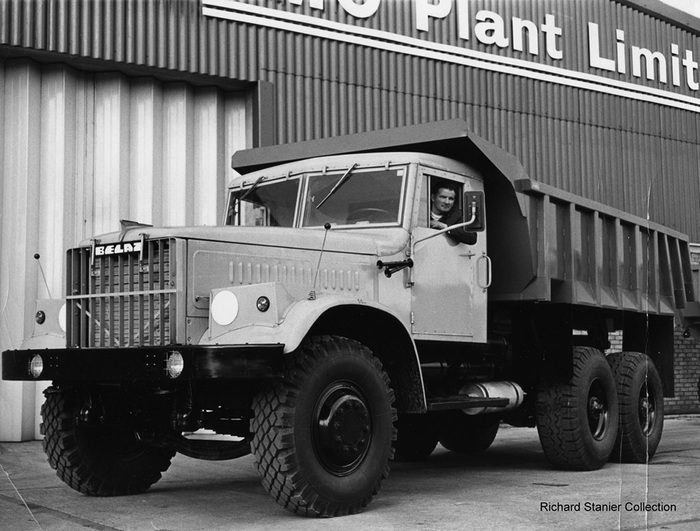 Вариант с односкатной ошиновкой, с шинами 18х22,5 сзади и 12,00х20 спереди.