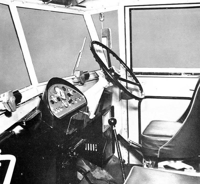 А вот так выглядит рабочее место водителя AEC-690, «удобное и хорошо оборудованное», как гласит британская брошюра. Кто сидел в КрАЗ-256Б, может сравнить.