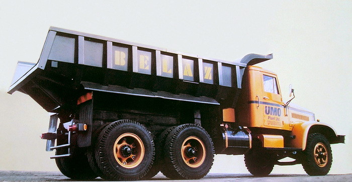 Бездисковые колёса, обутые в шины 10,00х20 с дорожным рисунком протектора, задний буфер, крупные задние фонари, повторители указателей поворотов в передних крыльях, крупные зеркала и многое другое — действительно, это уже не КрАЗ-256БМ, а BELAZ-256Bm.