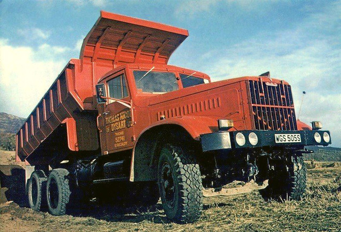 Фирма Томаса Найкола из Дайсарта использовала 38 самосвалов BELAZ-256Bm при строительстве скоростной автомобильной дороги А9 в Шотландии.