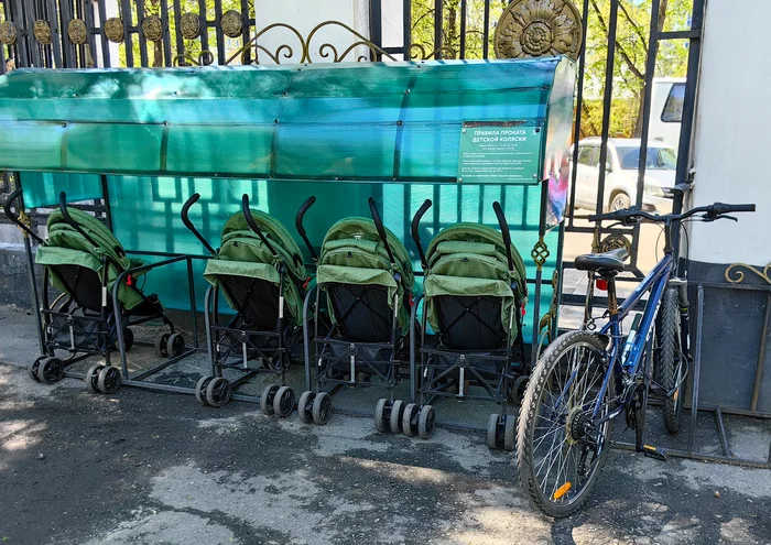 Free rental of baby strollers in the park - My, The park, Stroller, Baby carriage, Children, Permian, Urban environment, Urbanism, Convenience, Town