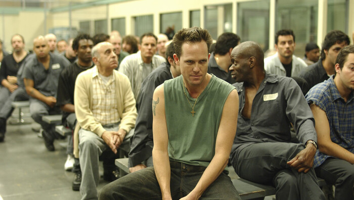 Вот он, вы бы доверились человеку с таким ебальником? А там доверились почти все