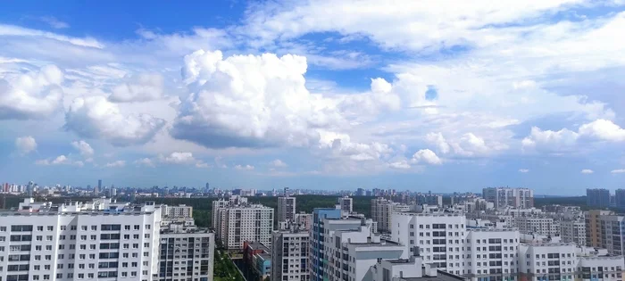 A square cloud hovered over Yekaterinburg - The photo, Yekaterinburg, Sky, Clouds
