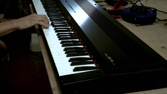 Roland KR-33