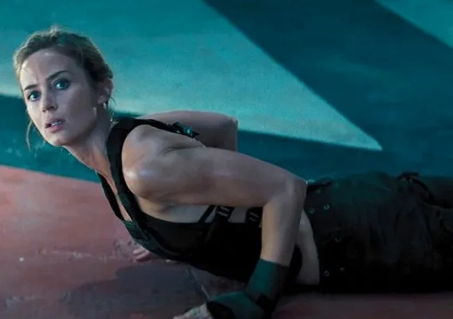 Edge of Tomorrow: 10 years ago the world learned how cool Emily Blunt's push-ups are - My, I advise you to look, Movie review, Боевики, Screen adaptation, Edge of the future, Fantasy, GIF, Longpost