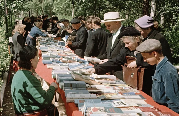 Street selling books in Arkhangelsk, USSR, 1958 - Arkhangelsk, Trade, Street trade, Books, the USSR, Childhood in the USSR, Made in USSR, Retro, Telegram (link), Old photo
