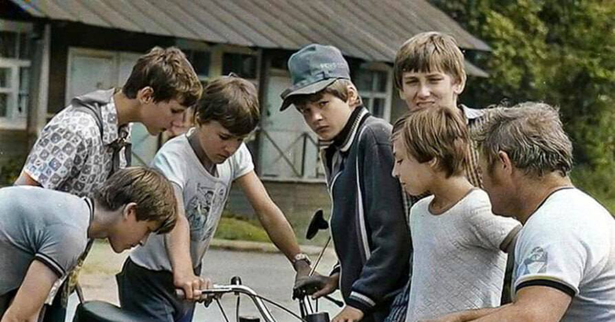 Мотосекция в пионерлагере "Юность" московского завода "Эра", 1985 год ...