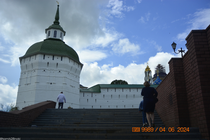 И вот уже виднеются башня, стены этого комплекса...