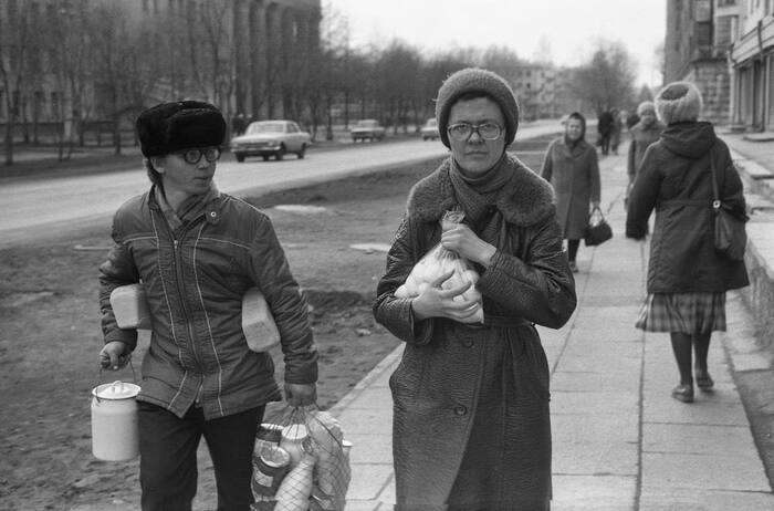 Portrait with shopping. Vladimir Vorobyov, 1983, Novokuznetsk - The photo, Black and white photo, the USSR, 1983, Film, Novokuznetsk