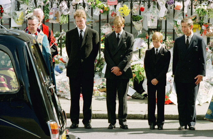 Королевская семья прощается с принцессой Дианой