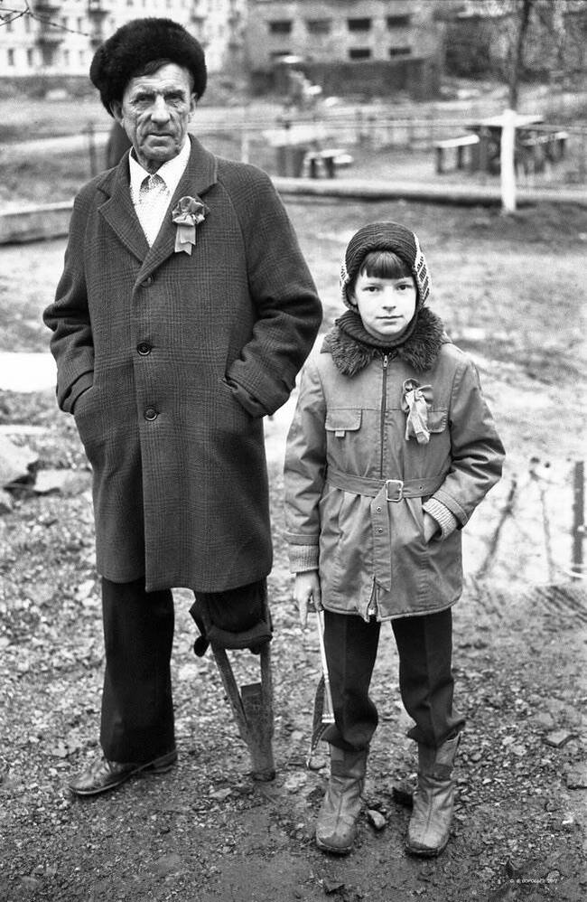 On Red Calendar Day with my grandson. Vladimir Vorobyov, November 7, 1982, Novokuznetsk - The photo, Black and white photo, the USSR, 1982, Novokuznetsk, Film, Street photography