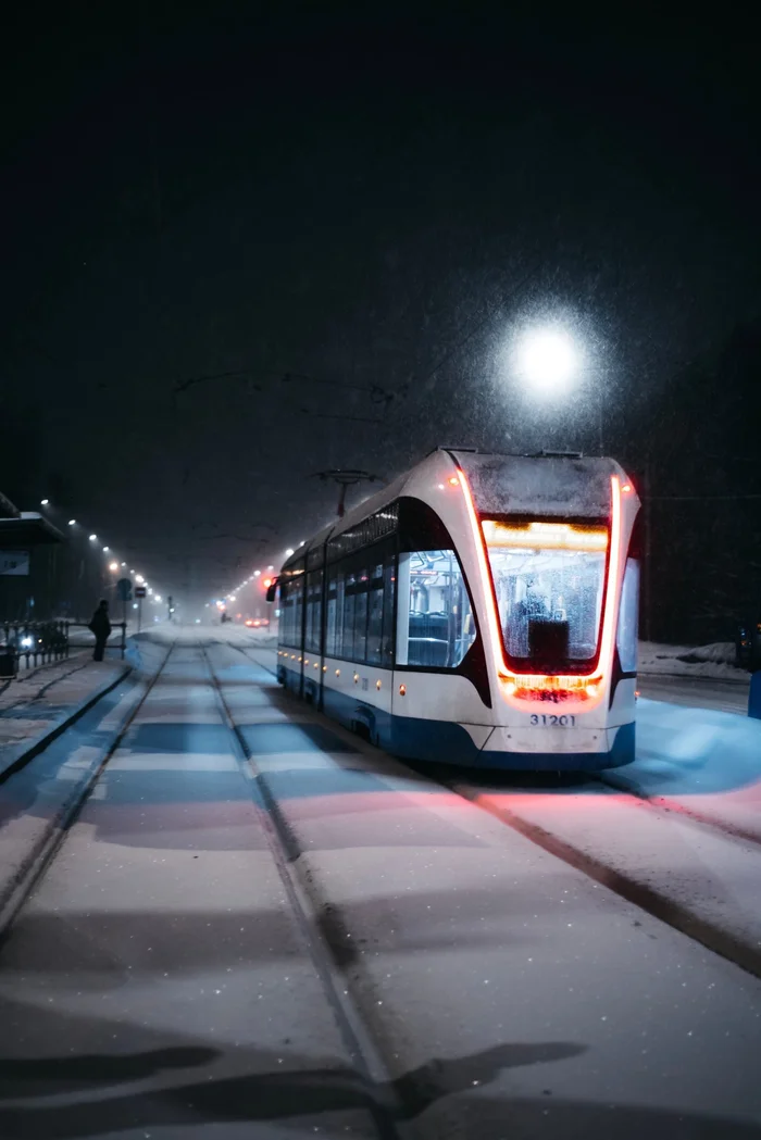 Tram - My, Moscow, The photo, Town, Walk, Winter, Night, Tram, Lamp