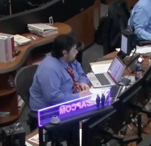 Boeing's Mission Control, a few hours before docking. One of the employees looks at the launch of Starship on a laptop - Booster Rocket, Spacex, Starship, Boeing, Starliner