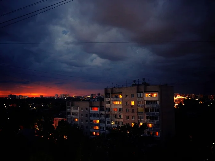 Clouds, lanterns - My, The photo, Street photography, Town, Evening, Thunderstorm, The clouds, Night city, Sunset