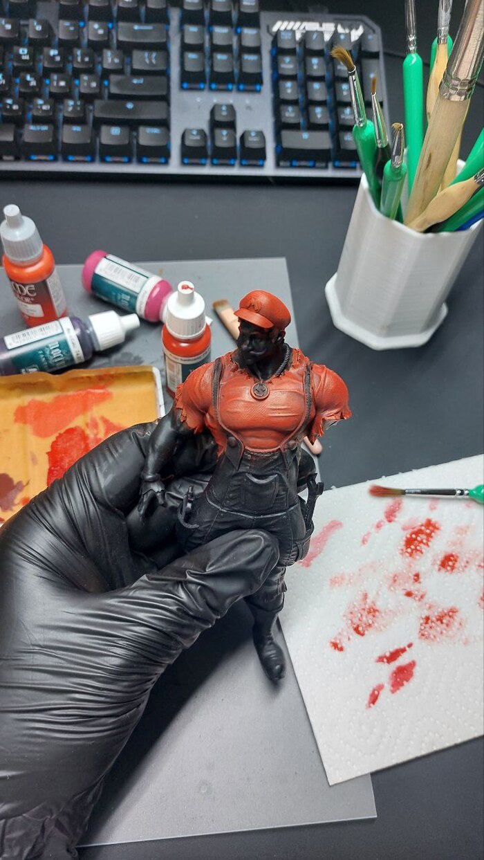 На заднем плане мои дешевые синтетические кисти.