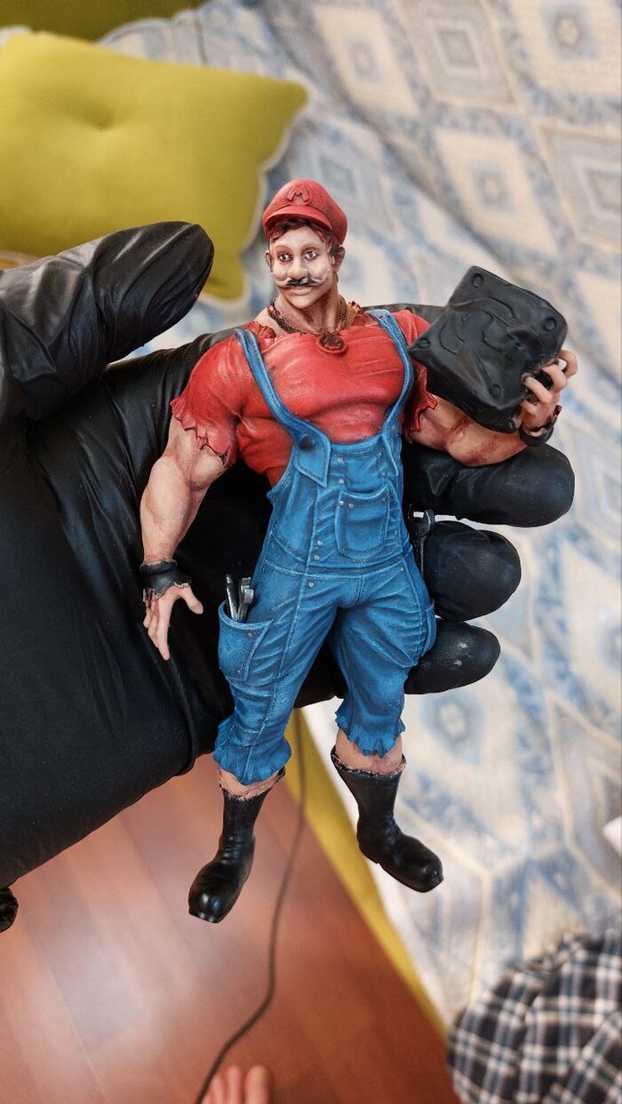 Марио смотрит как-то недовольно, свирепо и в то же время грустно и с недоумением