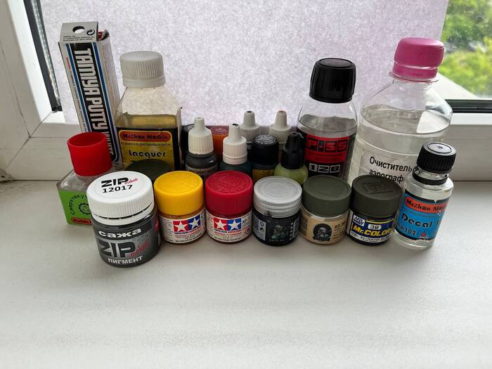 Вся химия, используемая для постройки вертолета.