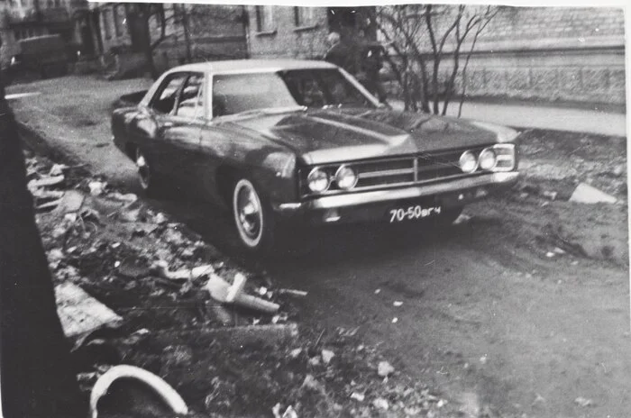 Please help me identify the make and model of the car in the photo - Auto, American auto industry, Retro car, Black and white photo