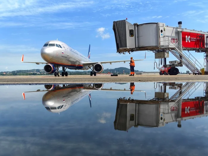 In the reflection - My, civil Aviation, Airbus A321, Aeroflot, Sochi, The airport, Platform, Mobile photography, The photo, Spotting, Airplane, Reflection