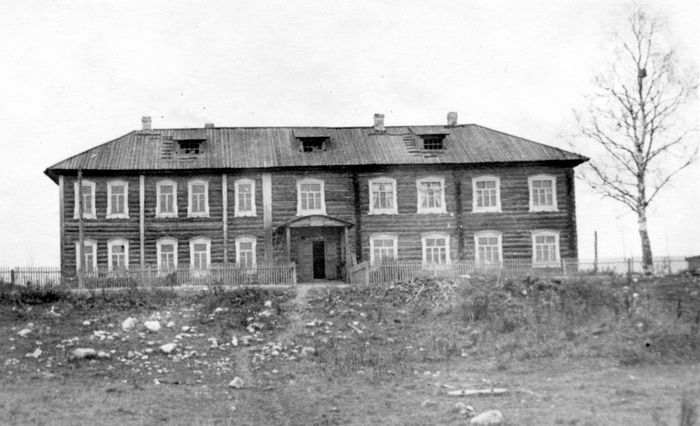 Примерно так выглядел Дом колхозника, в котором мы жили. Разве что не такой широкий.