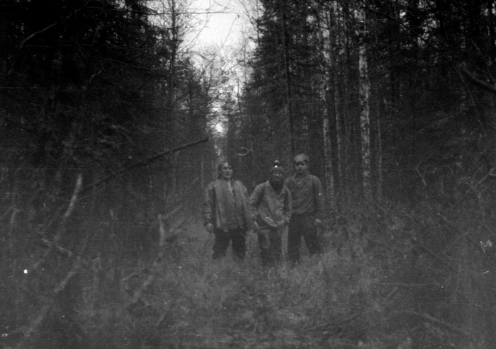 Моя бригада на этом самом профиле: Паша, Миша Опехтин в центре и Матроскин справа. Все в раскатанных болотниках, поскольку провалиться по колено в болото на "дороге жизни" можно было совершенно спокойно.