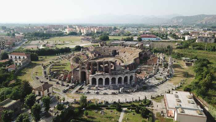 Развалины амфитеатра в Капуе.