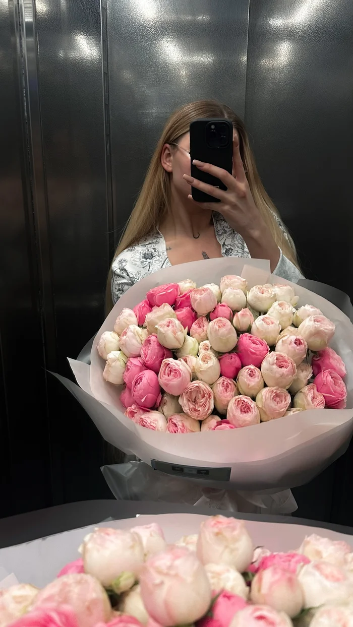 A pleasant surprise - My, Girls, Flowers, Bouquet, The photo, Selfie