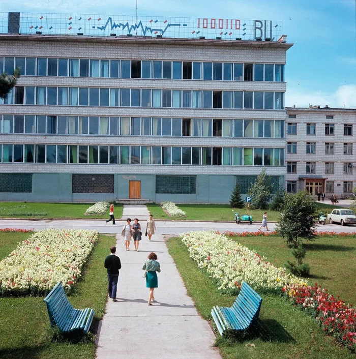 The building of the computer center of the Siberian Branch of the USSR Academy of Sciences, Akademgorodok, 1977 - Academy of Sciences, Akademgorodok, the USSR, Telegram (link), Childhood in the USSR, Made in USSR, Retro, Summer, Film, 70th, Memories, Childhood memories, Memory